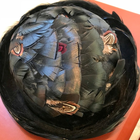 โค๏ธ This feather felt with velvet ribbon hat ๐ฉ - Picture 2 of 7